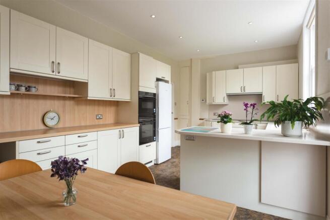 7 bed Detached for sale Image 4
