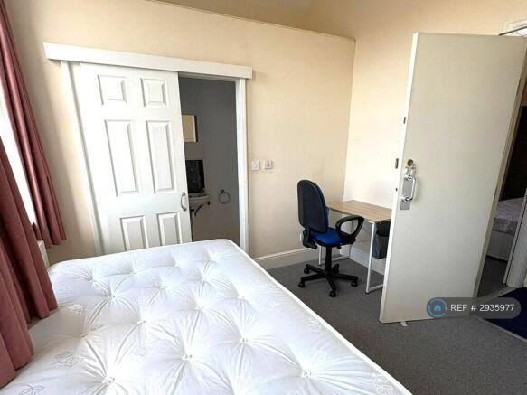 1 bed House Share to rent Image 5