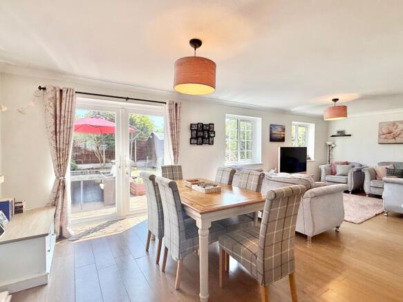 LOUNGE/DINING ROOM