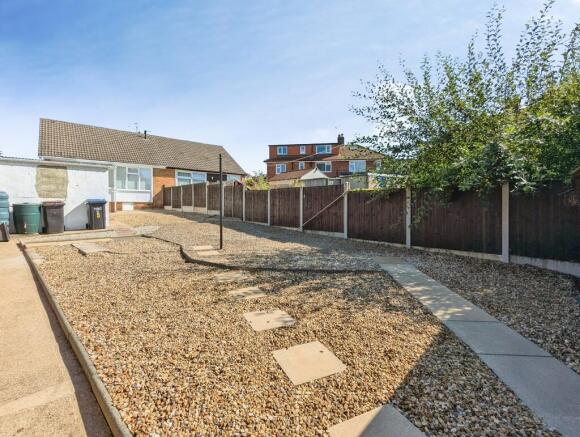2 bed Semi-Detached Bungalow to rent Image 9