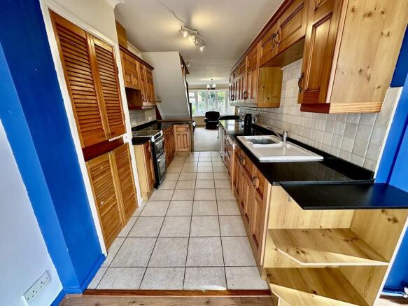 4 bed Semi-Detached Bungalow for sale Image 8
