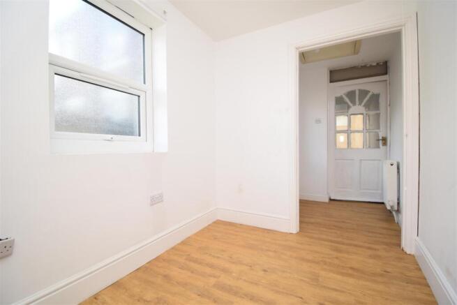 2 bed Terraced to rent Image 4