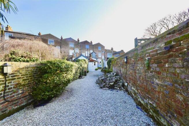 4 bed Terraced for sale Image 12