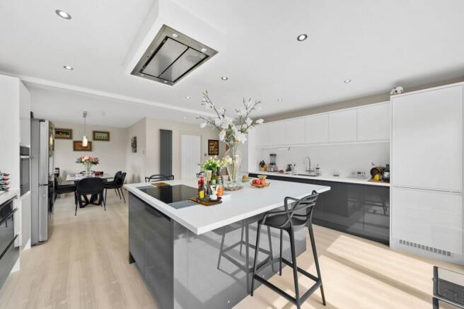 4 bed Detached for sale Image 9