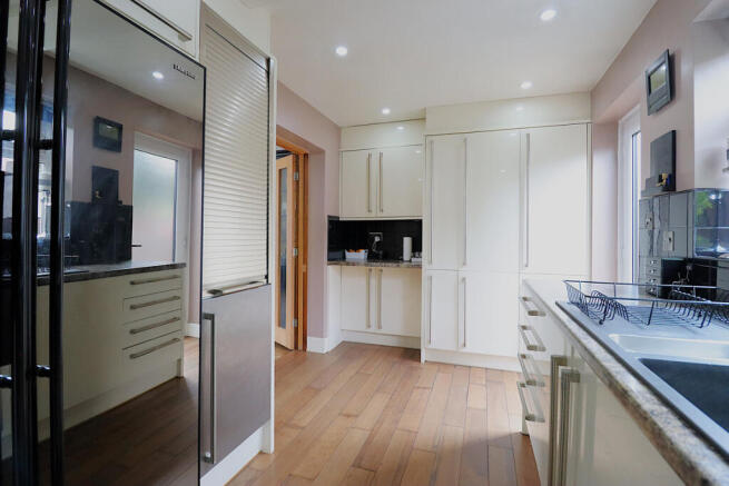 4 bed Town House for sale Image 8