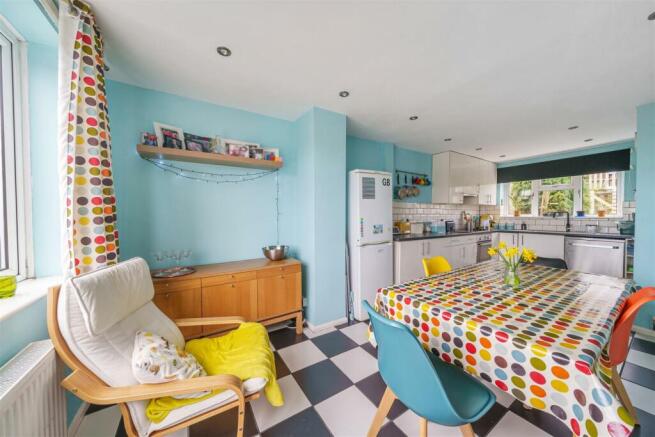 KITCHEN/DINING ROOM