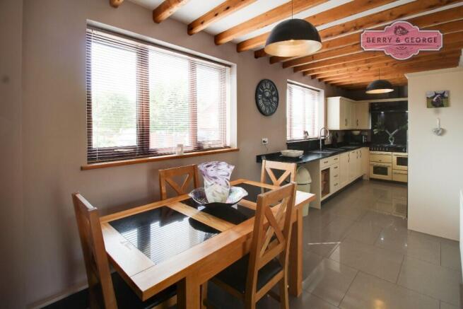 KITCHEN / DINER