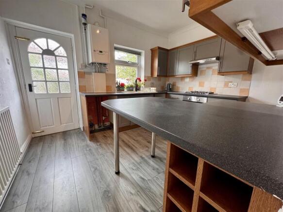 2 bed Terraced to rent Image 4