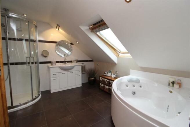 EN-SUITE BATHROOM