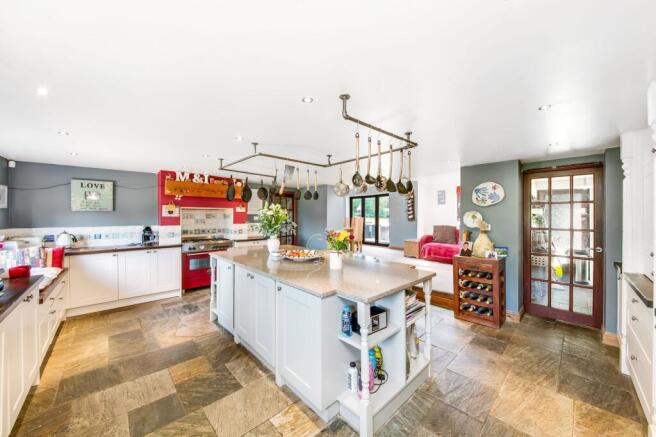 5 bed Detached for sale Image 5