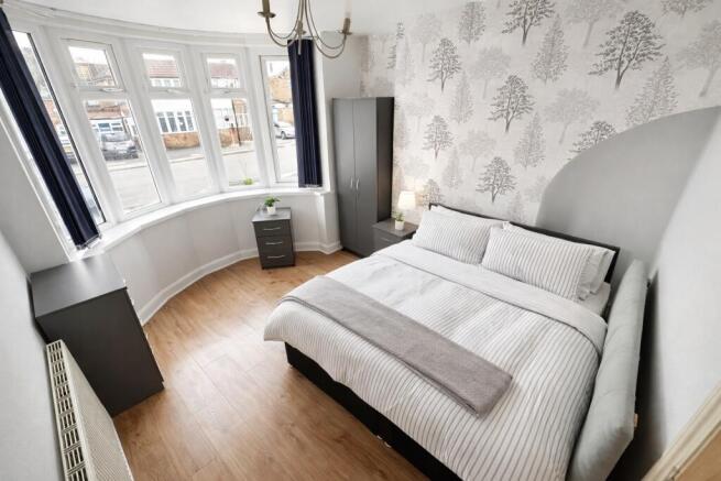 Bright, well-presented double bedroom with a la...