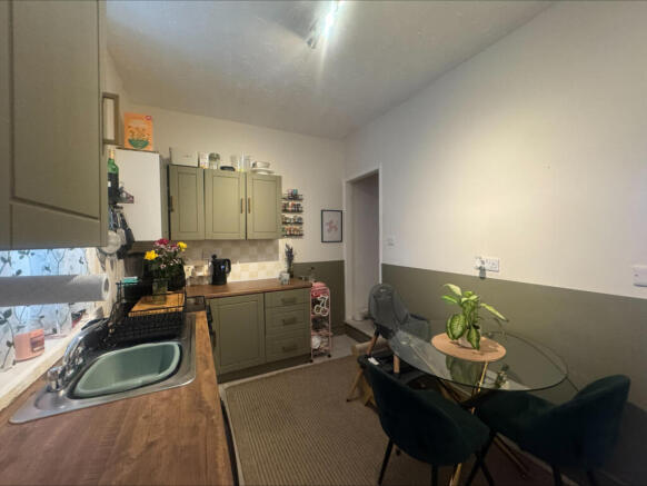 2 bed Terraced to rent Image 4