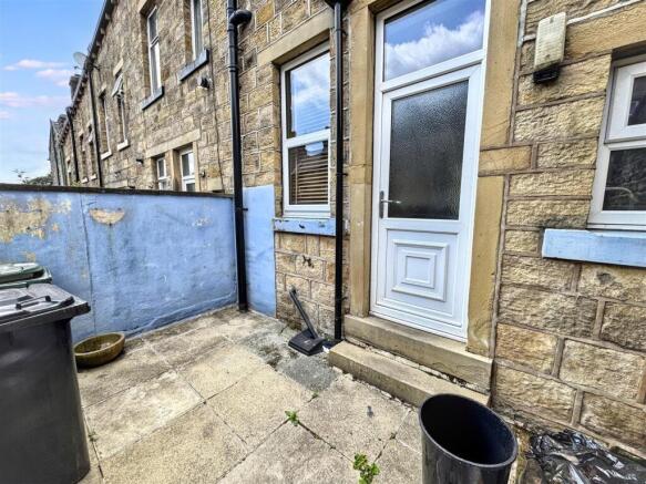 2 bed Terraced to rent Image 4
