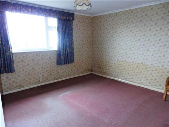 FRONT BEDROOM 1 :