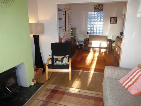 LOUNGE/DINING AREA