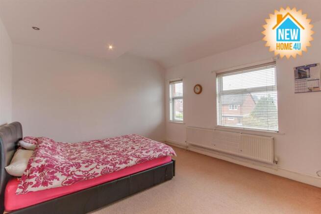 MAIN BEDROOM:
