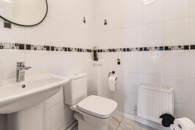 6 bed Detached for sale Image 12