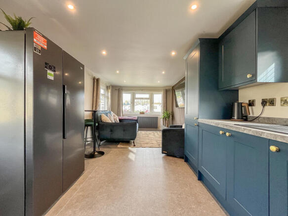 OPEN PLAN KITCHEN/LOUNGE