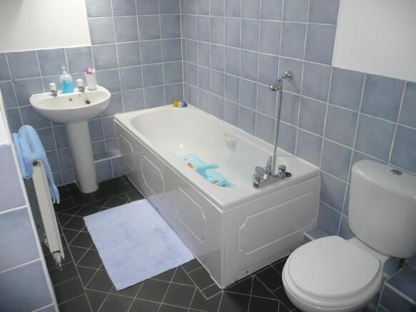 FAMILY BATHROOM