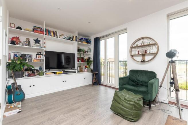 Lounge/Dining Area