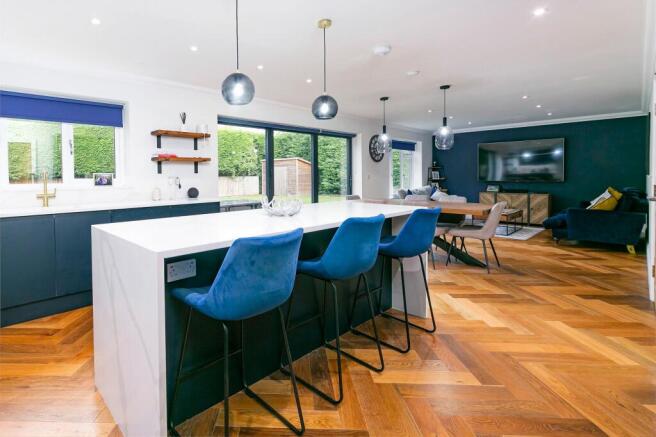 5 bed Detached for sale Image 7