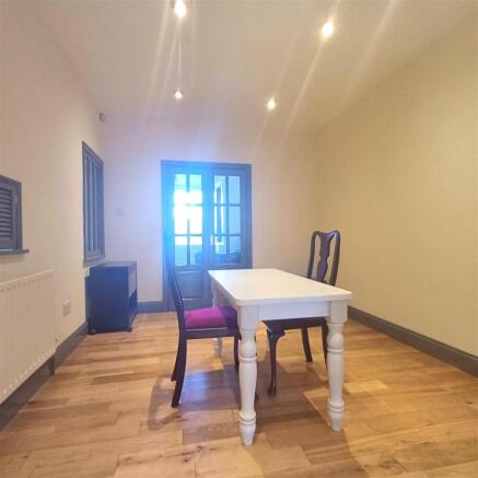 4 bed House to rent Image 9