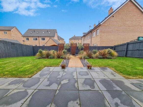 4 bed Detached to rent Image 4