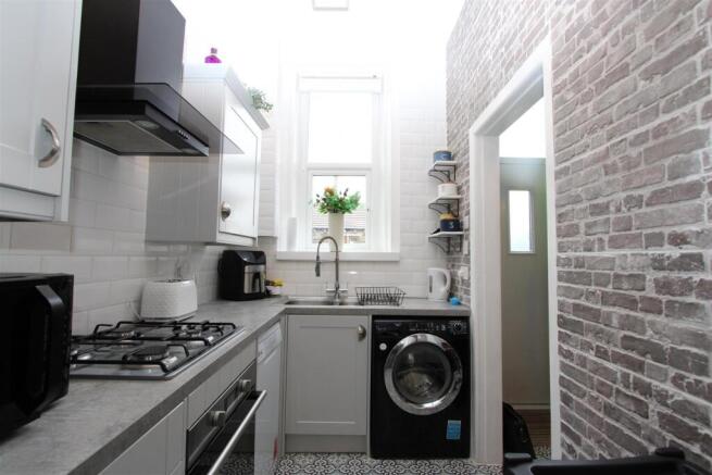 2 bed Terraced to rent Image 2