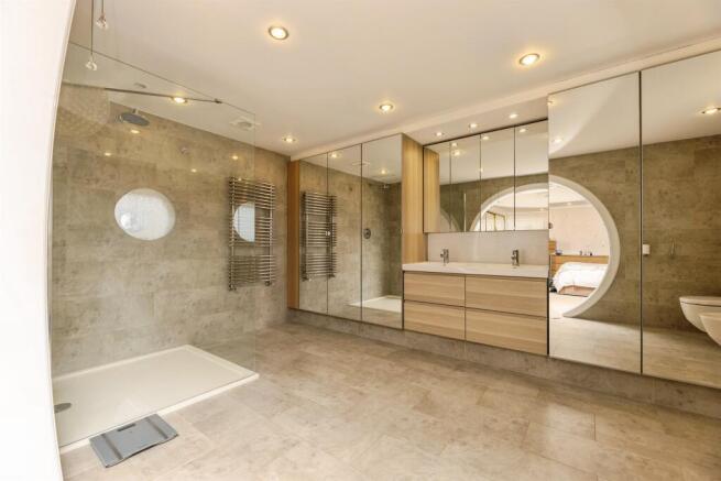 4 bed Detached for sale Image 7