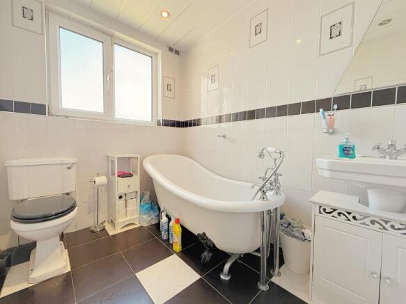 4 bed Bungalow for sale Image 11