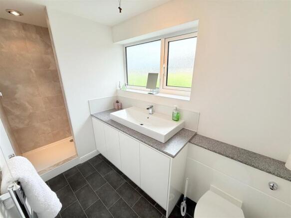 4 bed Detached for sale Image 10