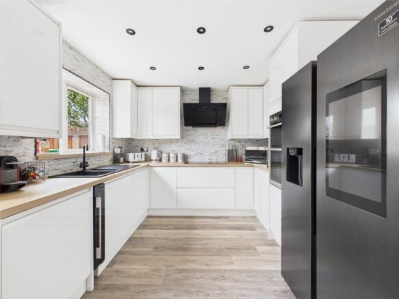 CAM03729G0-PR0048-STILL007