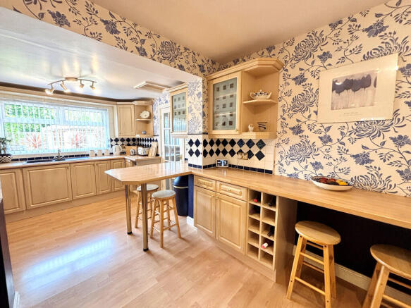 4 bed Detached for sale Image 8