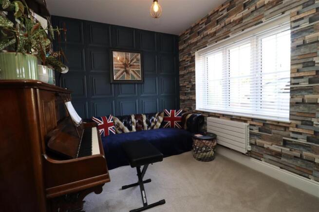 5 bed Detached for sale Image 7