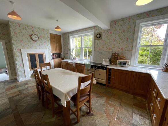 Kitchen 2.jpg