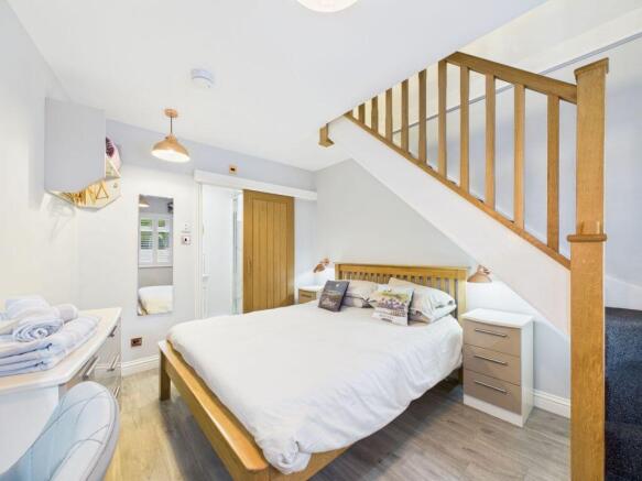 5 bed Detached for sale Image 11