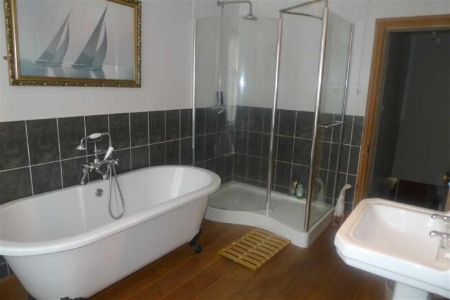 LARGE BATHROOM
