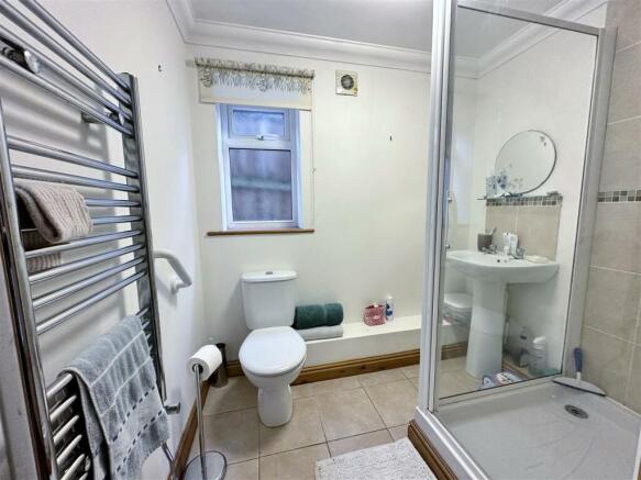 2 Trent Mews bathroom.jpg