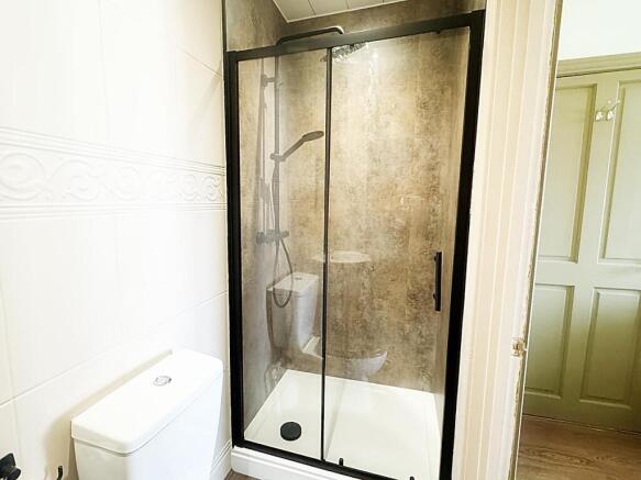 EN-SUITE SHOWER ROOM