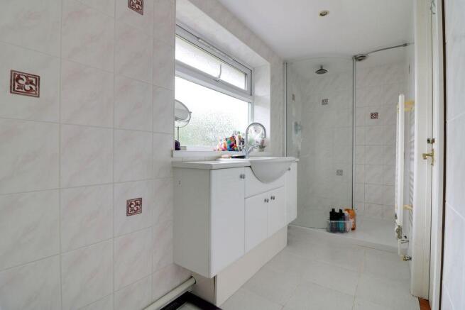 Ensuite to Bed 1