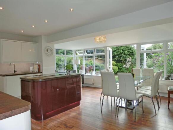 Lynbrook Close 25 kitchen 6.jpg