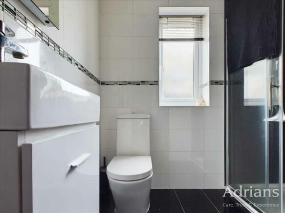 EN-SUITE SHOWER ROOM