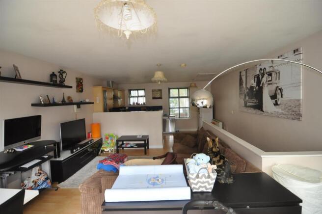 Open-Plan Lounge/Kit