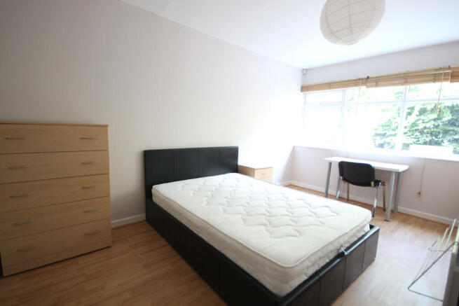 5 bed Semi-Detached to rent Image 5