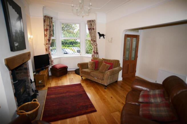 FRONT LOUNGE