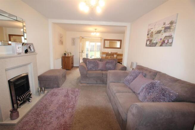 LOUNGE/DINING ROOM