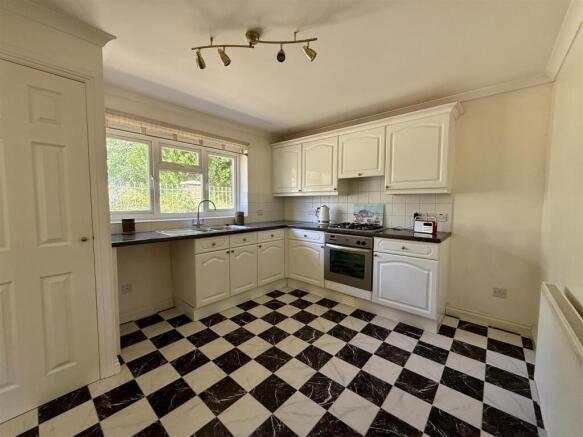 Kitchen/Breakfast Room: