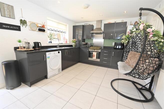 4 bed Detached for sale Image 8