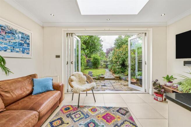 James_Anderson_-_Observatory_Road__London__SW14_7Q