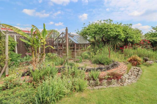 13 DEIRDRE AVENUE GARDEN-3.jpg